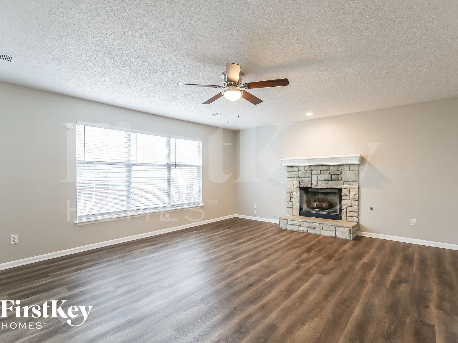 3 bed, 2.0 bath, 2496 sqft, $3,010 — Photo 4