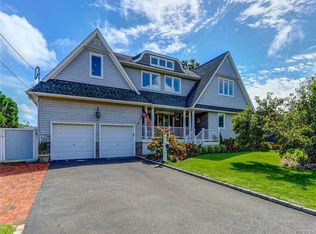 10 Sunny Ln, Bay Shore, NY