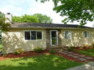 9488 Silverside Dr, South Lyon, MI 48178