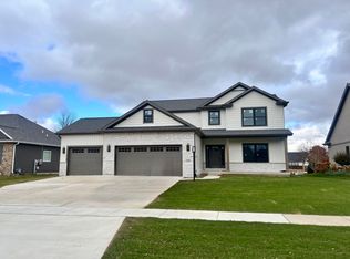 5006 Chestnut Grove Dr, Champaign, IL 61822