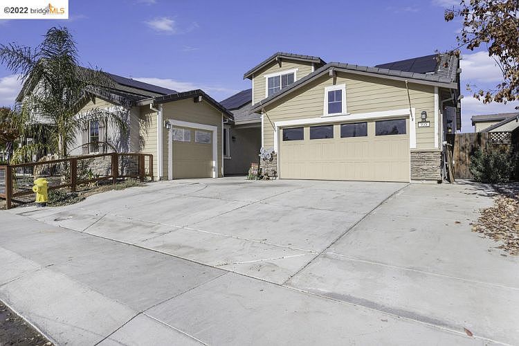 1st image of 935 Dainty Ave