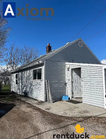 3 bedroom 1 bathroom home with large fenced yard! — Photo 2
