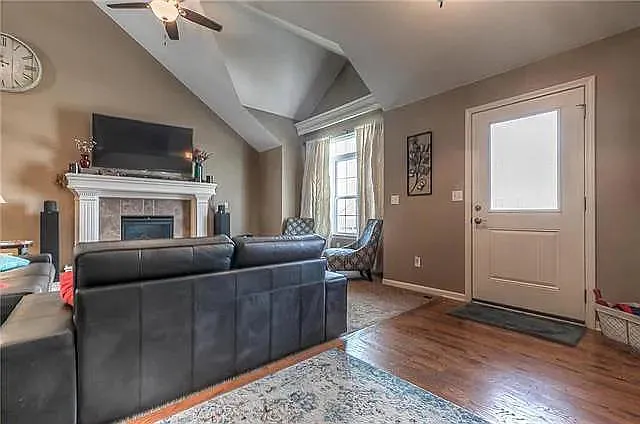 2125 Birch St — Photo 3