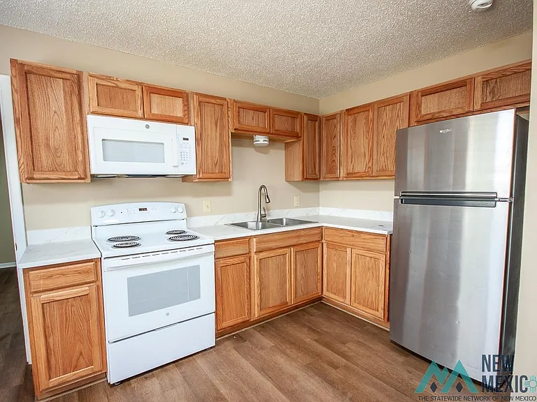 1704 Laura Ln — Photo 5