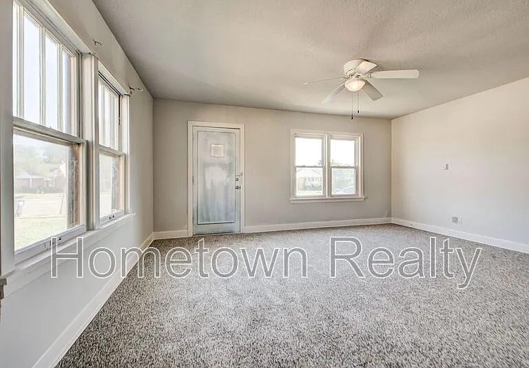 527 W Dill St — Photo 7