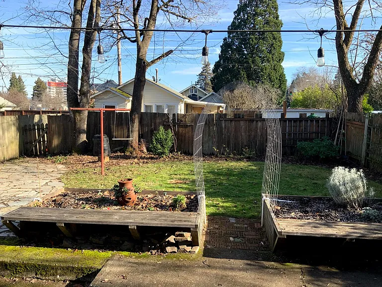 4 Bedroom, 1.5 Bath House — Photo 32