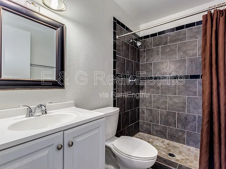2149 E 10th St #3 — Photo 11
