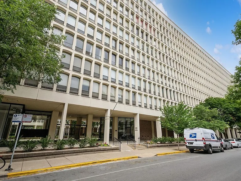 Easily accessible building with 24 hour security protecting the entire complex.