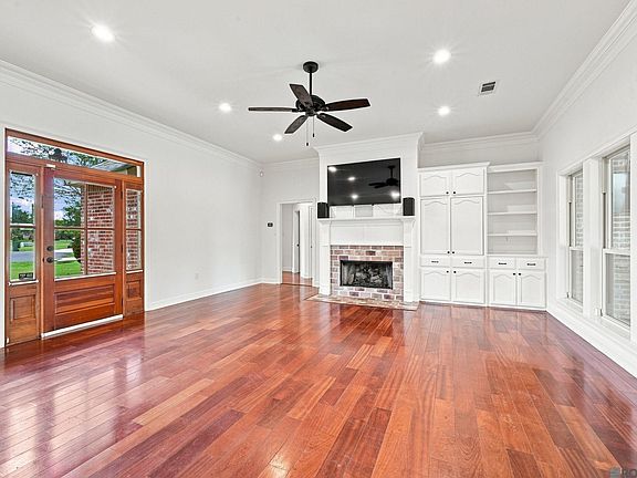 2nd image of 16036 Lakeside Ct