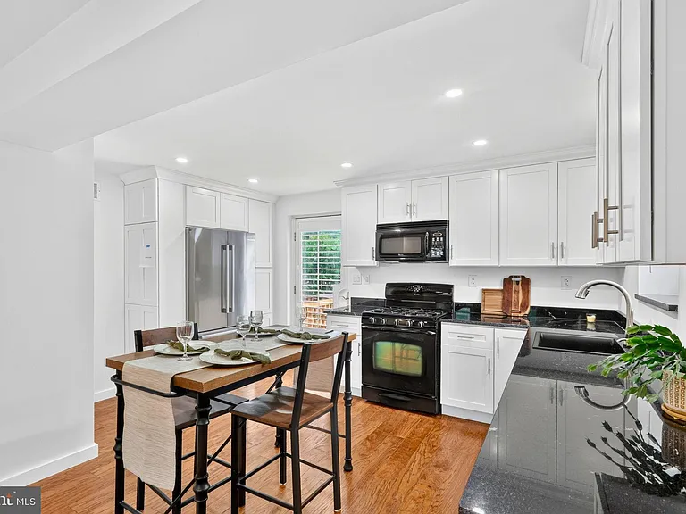 2218 Farrington Ave — Photo 11