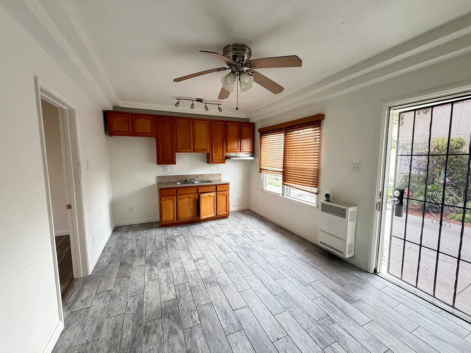 2 bed, 600 sqft, $2,300 — Photo 2