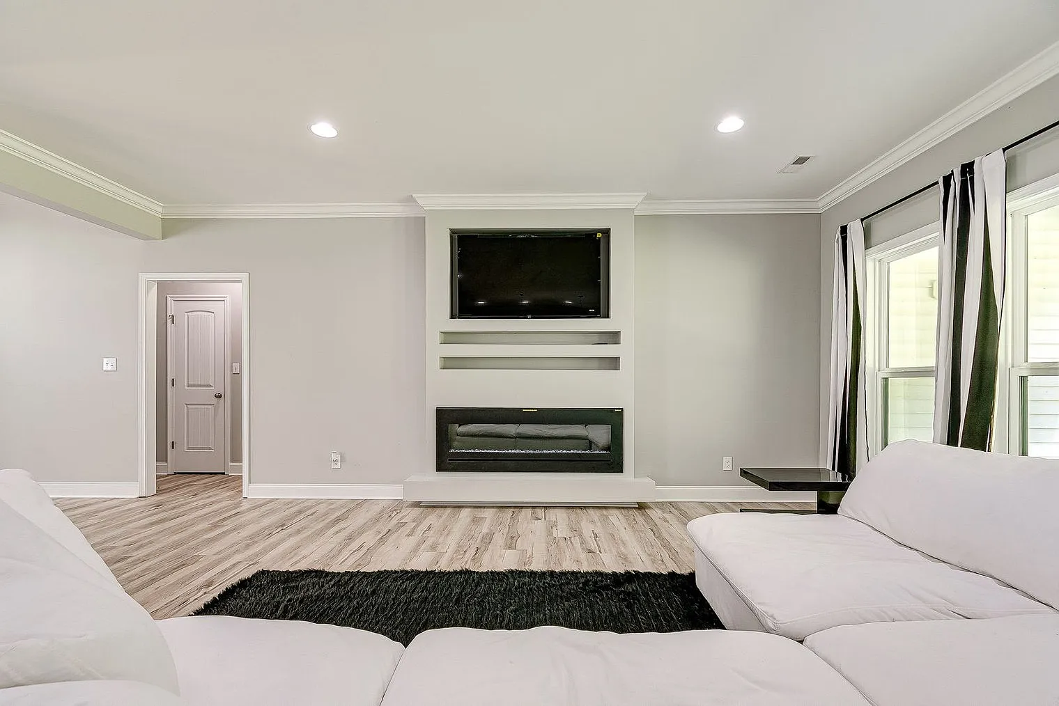3 bed, 2.0 bath, 2142 sqft, $6,617 — Photo 3