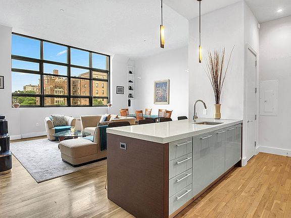 5th image of 360 Furman St APT 518