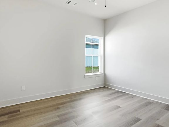 4th image of 309 Railroad Ave