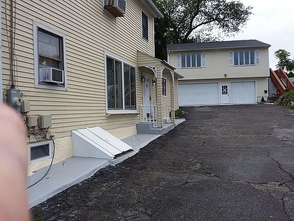3rd image of 129 Simmonsville Ave