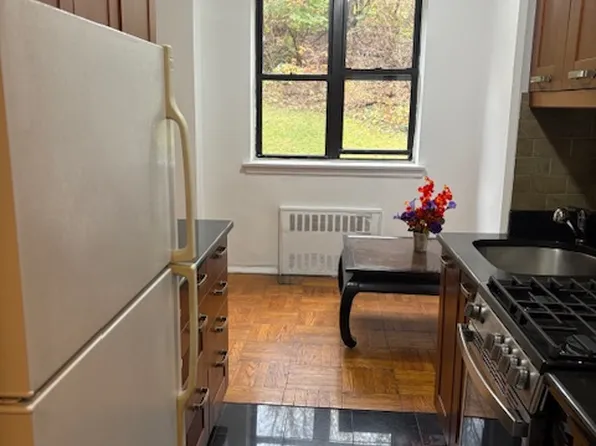 735 Kappock Street image 8 of 13