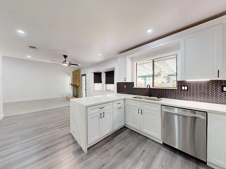 318 Renee Dr — Photo 11