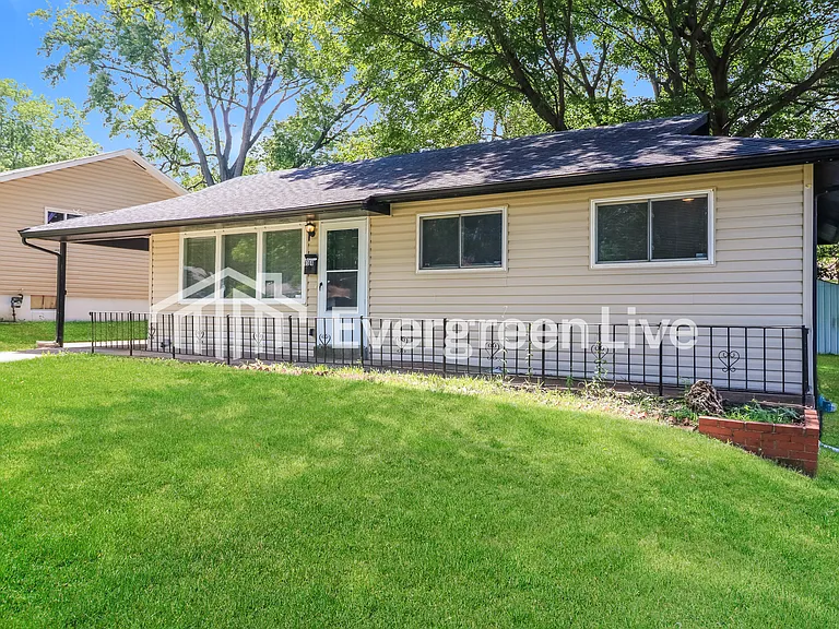 8366 Gladys Dr — Photo 2