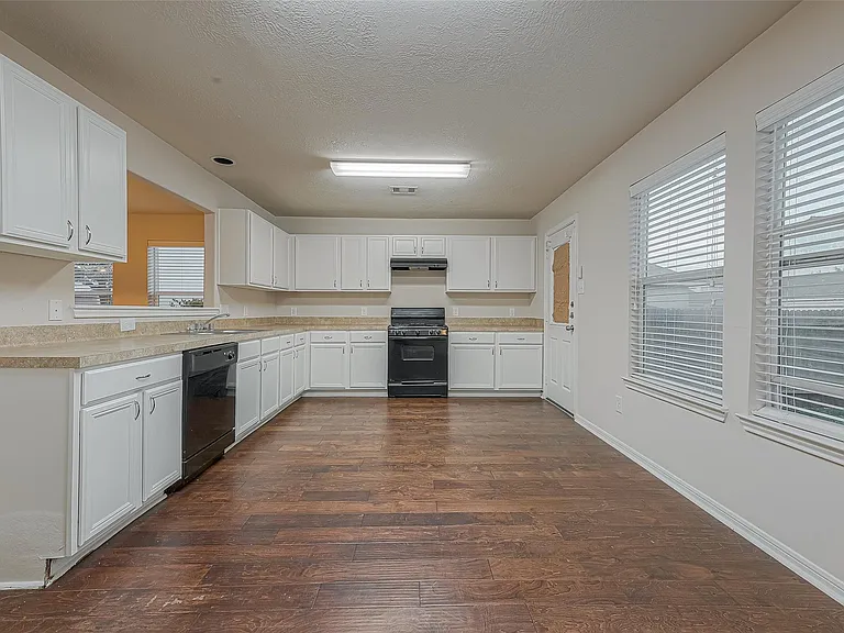 6352 Austinville Dr — Photo 12