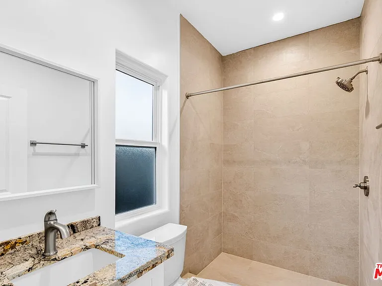 17625 Burbank Blvd — Photo 13