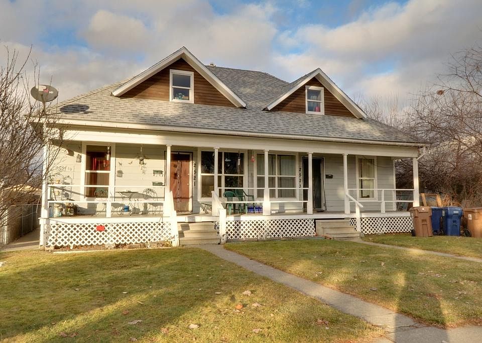 The apartment on the ground floor on the right half of this house is the space for rent.