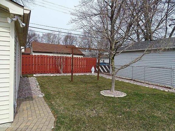 5th image of 22849 Edgewood St