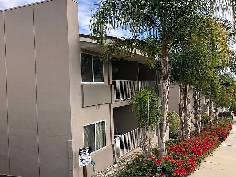 1035 Cliff Drive — Photo 2