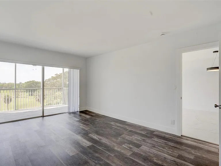 3050 N Palm Aire Dr #505 — Photo 32