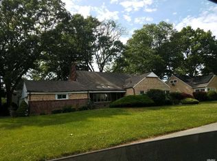 43 Westwood Cir, Roslyn Heights, NY 11577