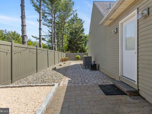 1 Charles Dr, New Castle, DE 19720