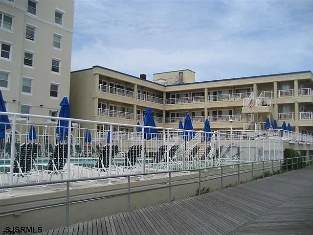 6100 Boardwalk #208