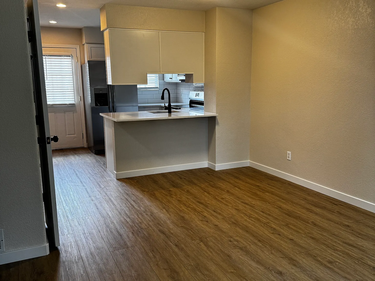 2 bed, 1.5 bath, 900 sqft, $2,295 — Photo 4