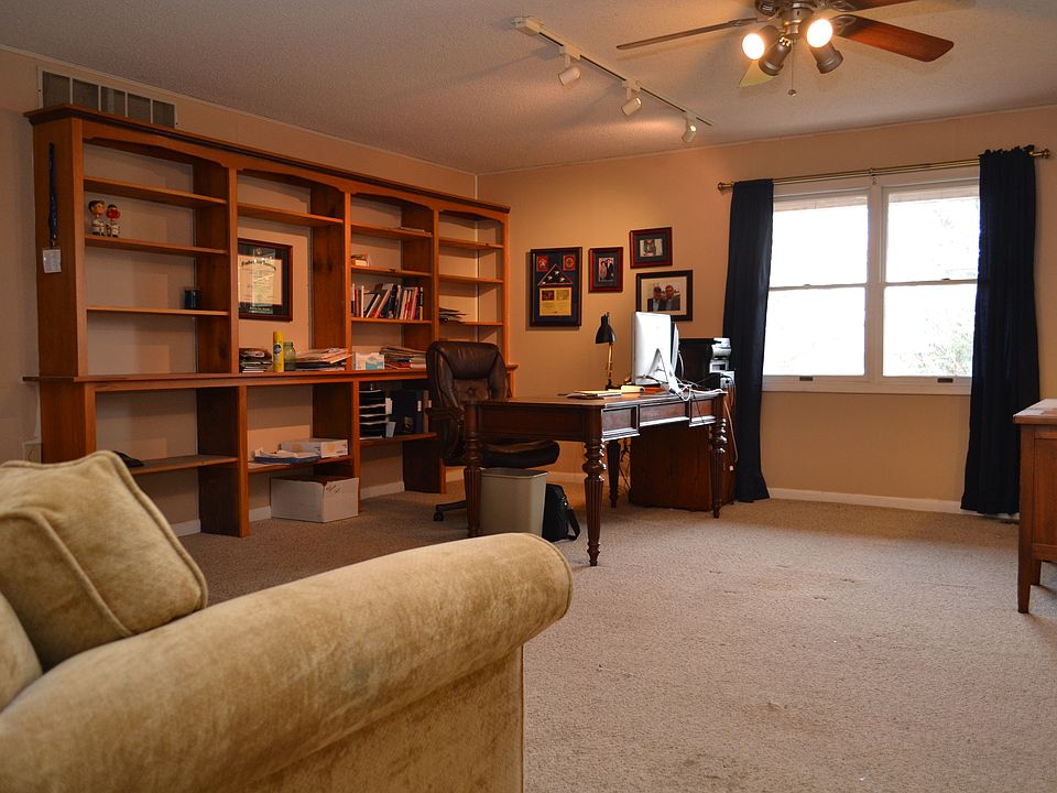 Lrg. family room/office.
