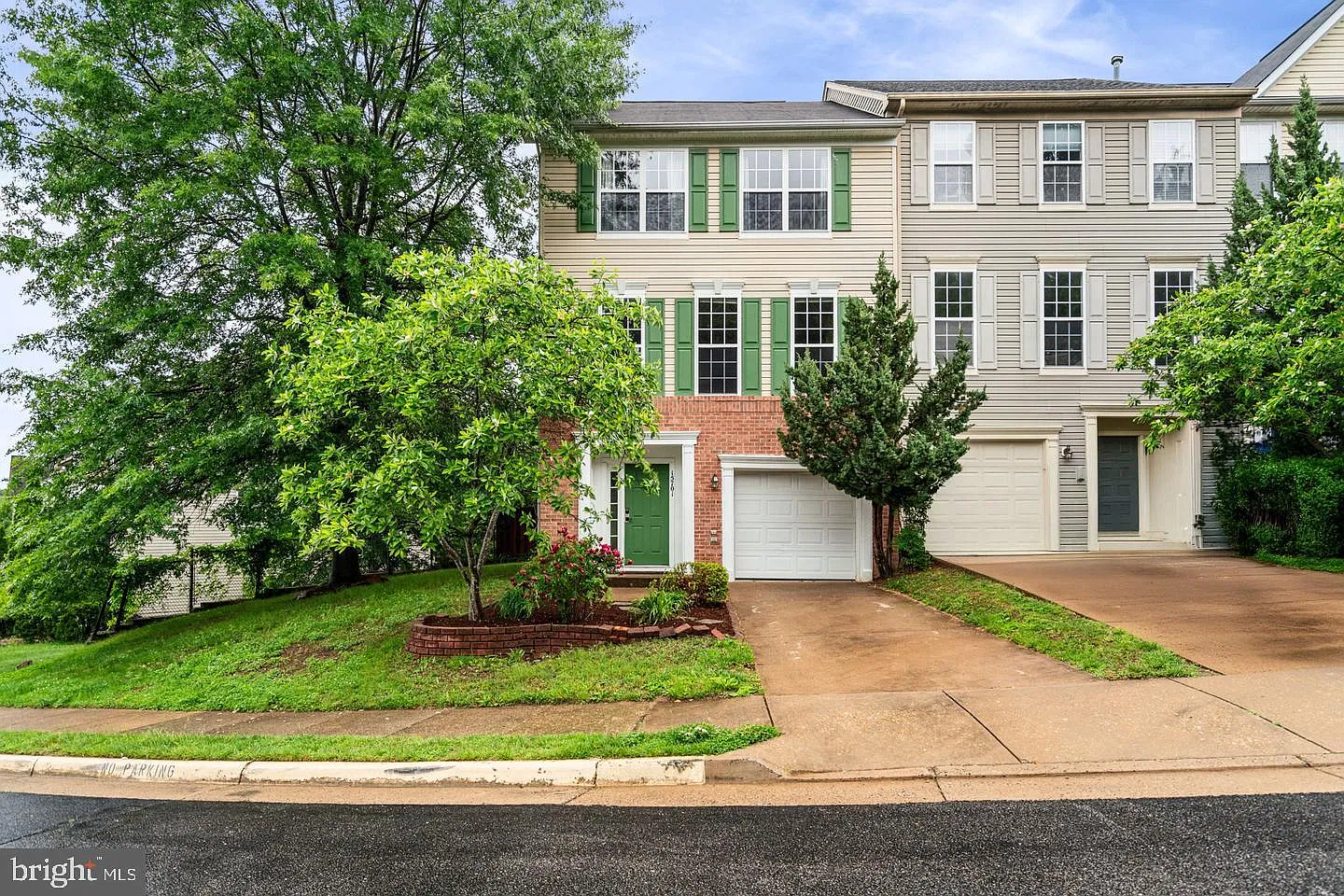 3 bed, 4.0 bath, 2424 sqft, $2,800 — Photo 1
