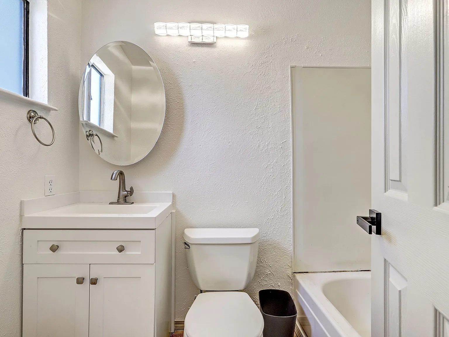 1 bed, 2.0 bath, 842 sqft, $1,199 — Photo 4