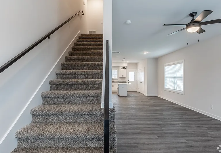 107 Aviator Cir #B — Photo 3