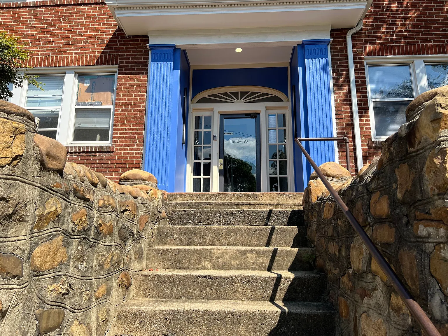 Newly Renovated 1-Bedroom Apartment on Elm Street Walk to Carilion & Downtown! — Photo 1