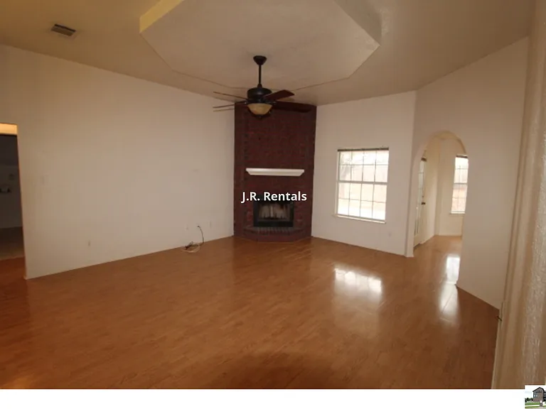 5211 James Loop — Photo 4