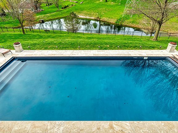 2nd image of 826 Heatherhaven Dr