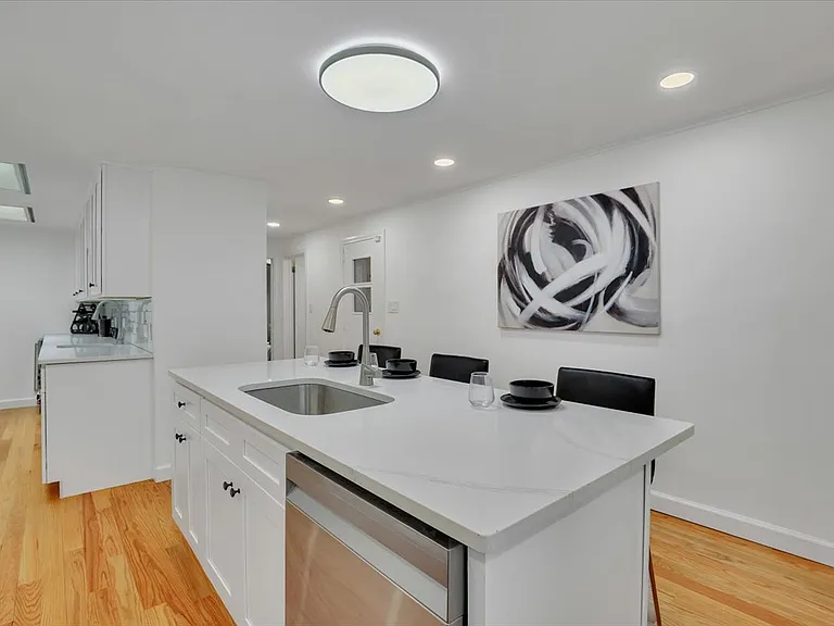 11 W Ridge Dr — Photo 3