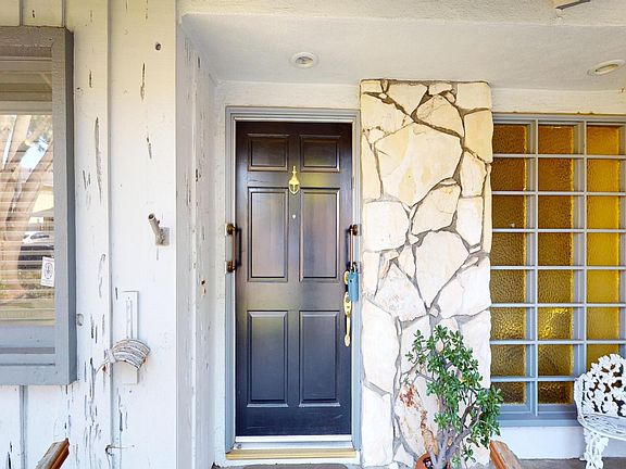 3rd image of 10900 Des Moines Ave