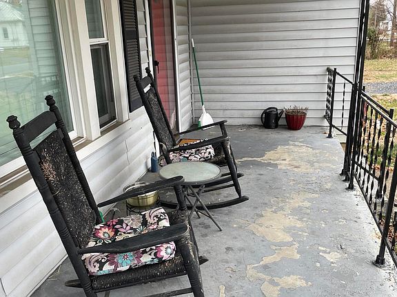 5th image of 221 Walker St