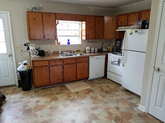 Spacious kitchen and dining area