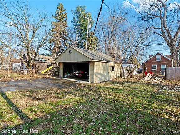 3rd image of 16524 Pierson St