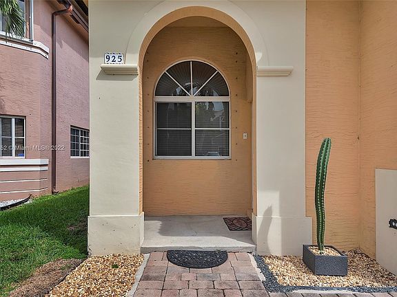 4th image of 925 NE 41st Ave