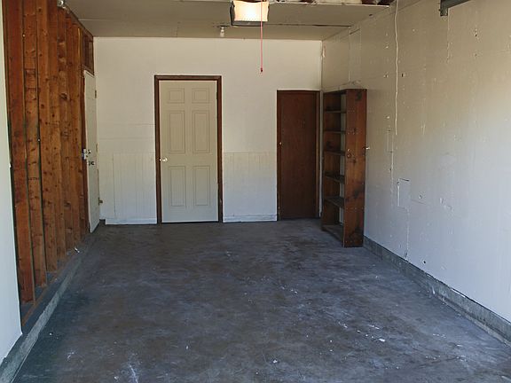 Extra Long Garage with Automatic Door and Washer/Dryer Hook-
