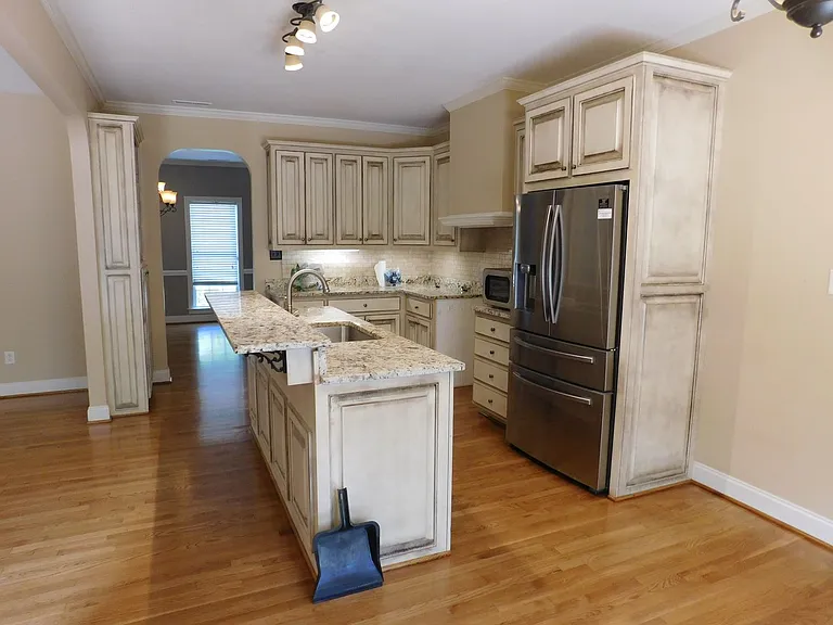 300 Taliaferro Ln — Photo 21