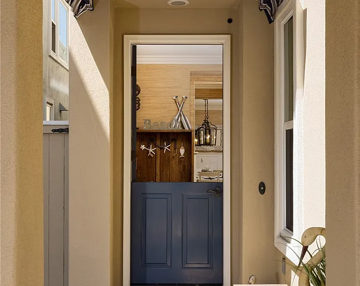208 E Balboa Blvd — Photo 3