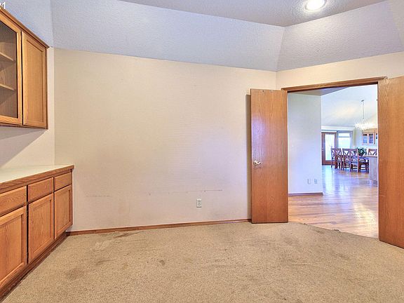 5th image of 526 SE Brookwood Ave