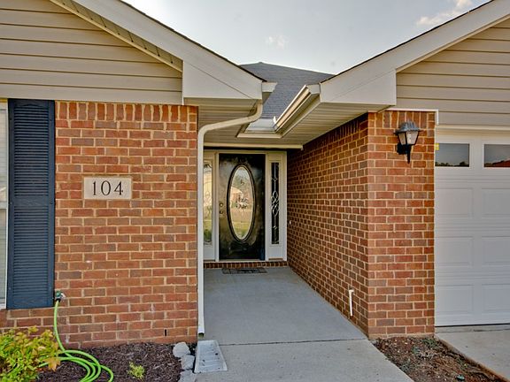 3rd image of 104 Hoven Ct SW